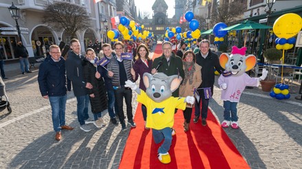 Bereits beim Pre-Opening Weekend begrüßten die Familie Mack und der Bürgermeister von Rust, Kai-Achim Klare (li.), die ersten Gäste. (Foto: © Europa-Park)
Bereits beim Pre-Opening Weekend begrüßten die Familie Mack und der Bürgermeister von Rust, Kai-Achim Klare (li.), die ersten Gäste. (Foto: © Europa-Park)