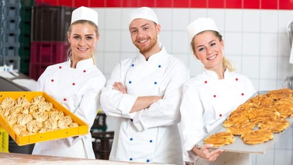 Drei junge Bäcker präsentieren ihre Waren