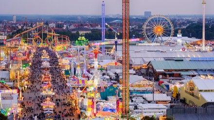 Blick über das Oktoberfest in München. (Foto: © picture alliance / imageBROKER | Martin Siepmann)
