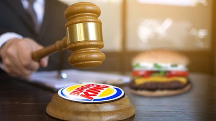 Ein Richterhammer schlägt auf das Burger King-Logo