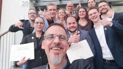 Die Absolventen des berufsbegleitenden IHK-Sommelier-Lehrgangs bei einem Selfie