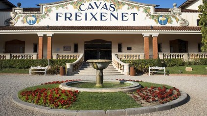 Ein Gebäude mit der Aufschrift Cavas Freixenet