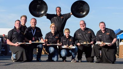 Die Gewinner vom Grillteam GutGlut um Teamchef Michael Hoffmann präsentieren ihre Speisen