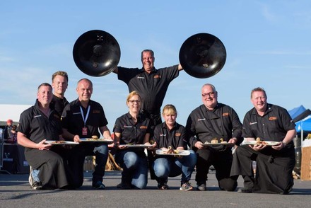 Die Gewinner vom Grillteam GutGlut um Teamchef Michael Hoffmann präsentieren ihre Speisen