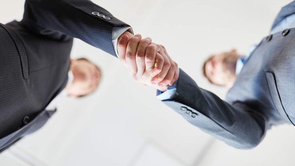 Zwei Geschäftsleute geben sich die Hand