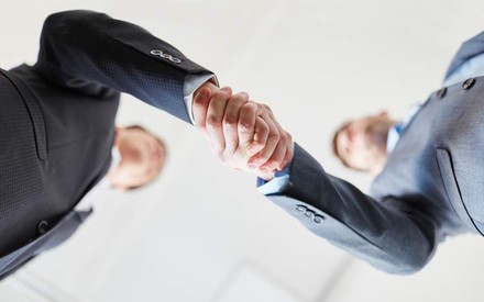 Zwei Geschäftsleute geben sich die Hand