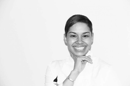 Frau grinst in Kamera