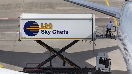 Ein Flugzeug am Frankfurter Flughafen wird durch einen Lkw-Container der LSG Sky Chefs mit Speisen und Getränken beladen