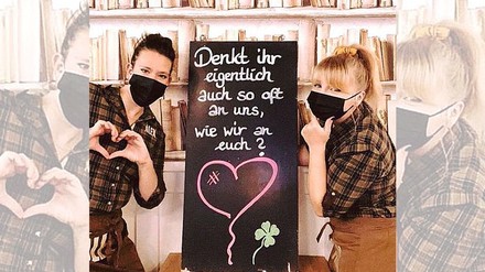Zwei ALEX-Mitarbeiterinnen posten Grüße an ihre Gäste aus einem der geschlossenen Restaurants