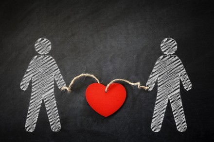 Zwei Personen halten Herz an Leine