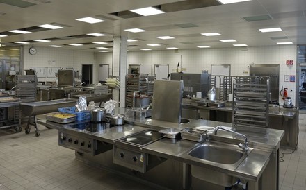 Eine leere Großküche