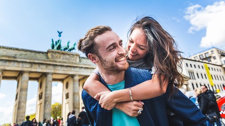 Ein Touristenpaar in Berlin