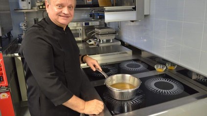 Joël Robuchon in der Küche bei der Arbeit