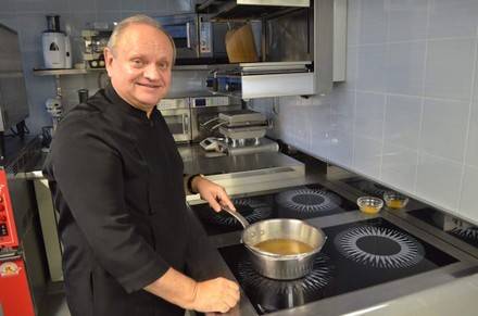 Joël Robuchon in der Küche bei der Arbeit
