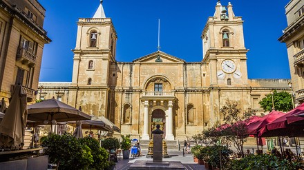 Cafes mit Schirmen und Tischen vor der St. John’s Co-Cathedral in Valetta, Malta
