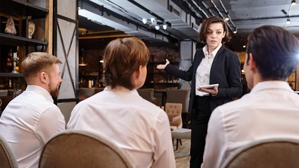 Eine lebensmittelkontrolleurin in einem Restaurant