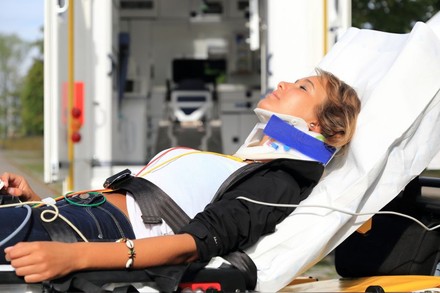 Patientin auf Trage vor Rettungswagen