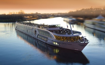 Ein Kreuzfahrtschiff auf einem Fluss