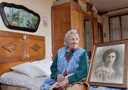 116 Jahre alte Frau auf Bett