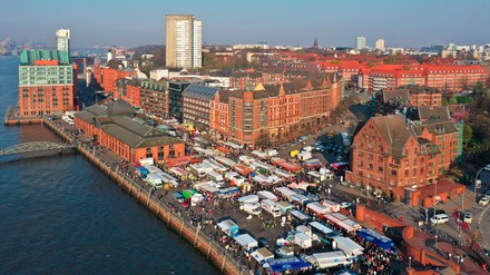 Hamburg Hafen Fischmarkt an der Fischauktionshalle. Super-Wetter sorgt am für Besucherrekord. Luftaufnahme