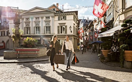 Zwei Frauen beim Shoppen in Zürich