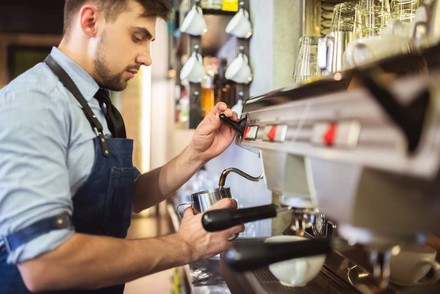Ein Barista bei der Zubereitung von Kaffee