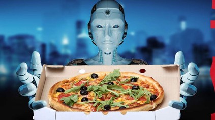 Ein Roboter liefert eine Pizza