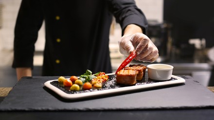 Ein Koch kreiert ein gericht