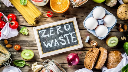 Lebensmittel mit Tafel "Zero Waste"