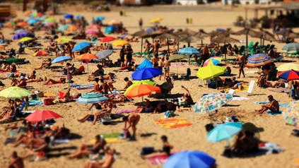 Panorama eines überfüllten Strands auf Mallorca