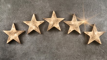 Fünf Hotelsterne an einer Hauswand