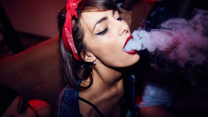 Frau raucht in Kneipe