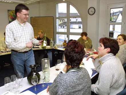 Jürgen Fendt redet mit Personen