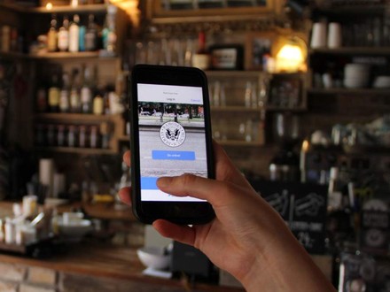 Ein Smartphone auf dem orderbird-WiFi-Pro dargestellt ist