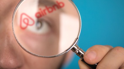 Ein Kontrolleur untersucht das Airbnb Logo