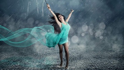 Eine Frau in einem Kleid tanzt mit einem Regenschirm im Sturm
