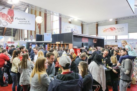 Besucher auf Messe Intervino