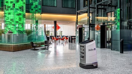 Serviceroboter Jeeves in der Lobby des Radisson Blu Zürich Airport