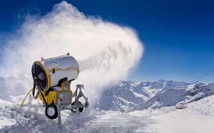 Eine Schneekanone auf einem verschneiten Berg