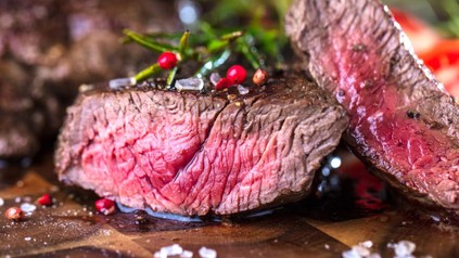 aufgeschnittenes Steak, medium rare