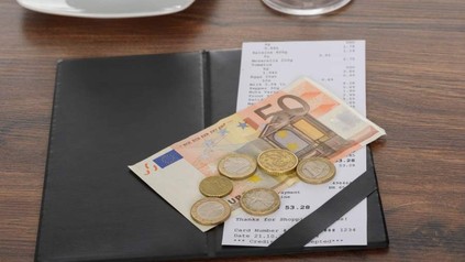 Geld liegt auf einer Restaurantrechnung