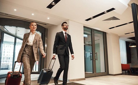 2 Geschäftsreisende verlassen das Hotel