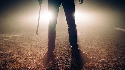 Mann im Scheinwerferlicht mit Brecheisen