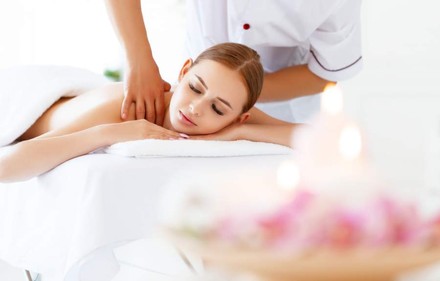 Eine entspannte Frau bei der Rückenmassage