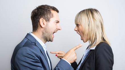 Mann und Frau schreien sich an