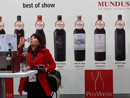 Frau probiert Wein an Stand
