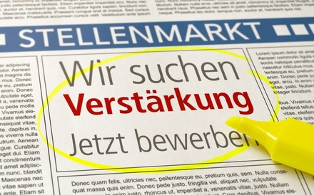 Ein markierter Ausschnitt aus der Zeitung mit dem Text Wir suchen Verstärkung