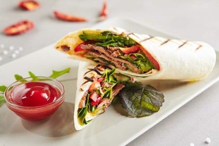 Gesunde Wraps auf einem Teller angerichtet