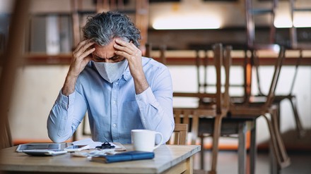 Gastronom sitzt verzweifelt in seinem geschlossenen Betrieb