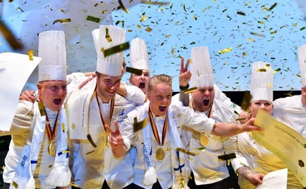 Eine Gruppe feiernder Köche